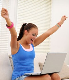 LBF femme heureuse devant ordi