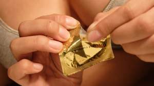 LBF femme ouvre condom