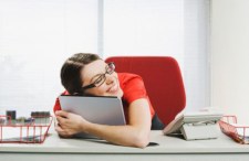 LBF femme serre son ordi